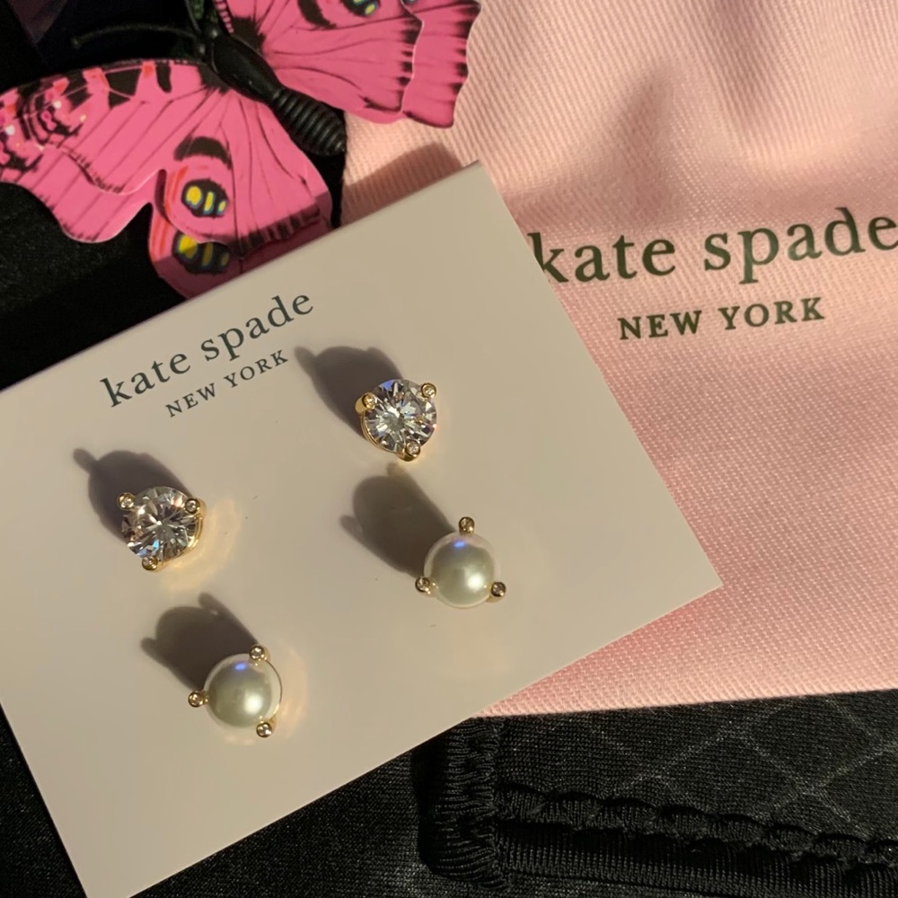 Set of stud earrings